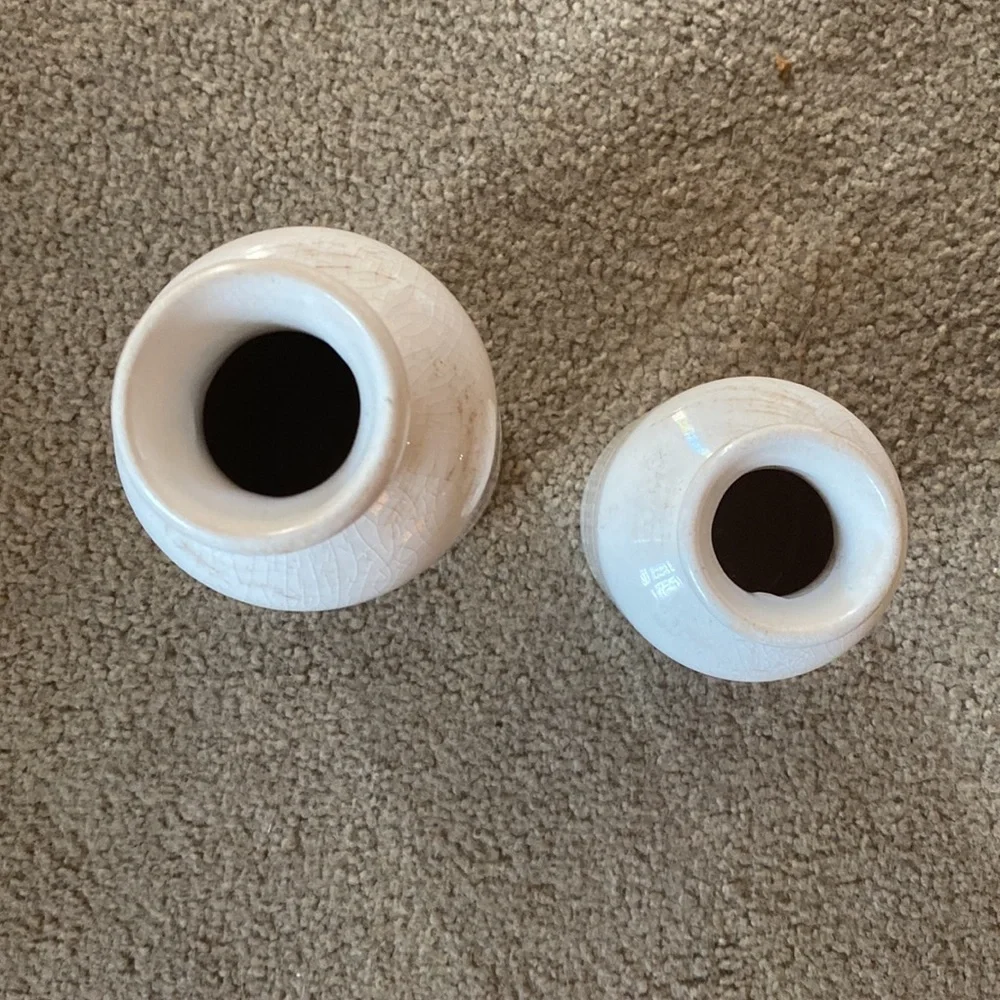 Elegant White Ceramic Vases - Picture 5 of 7